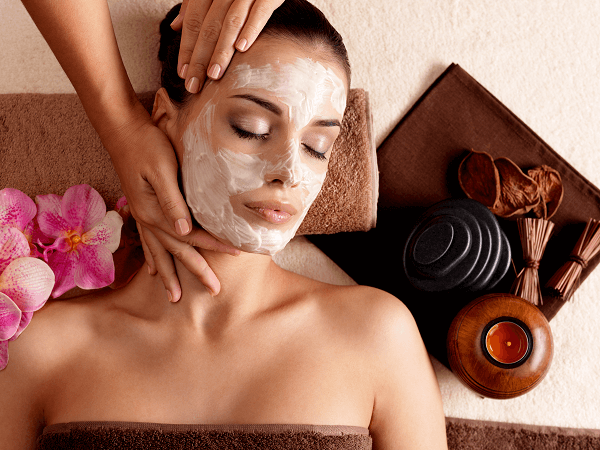 Viso di donna con applicata maschera tonificante