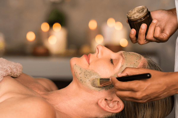 Applicazione al viso con pennello di maschera a base di fanghi